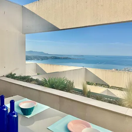Superbe Vue Et Piscine * Bandol